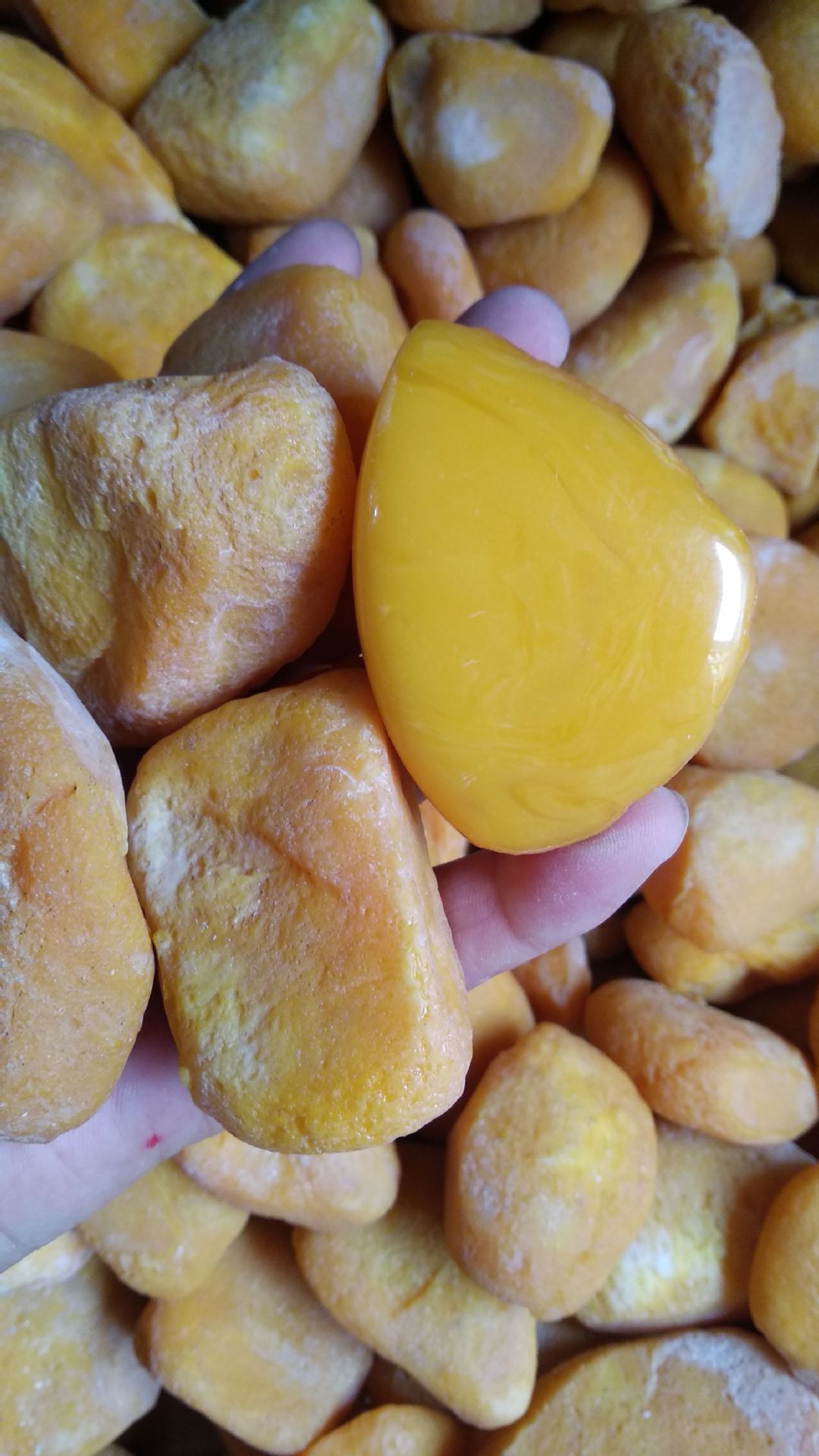 地摊景区二代琥珀蜜蜡原石血蜜鸡油黄绿蜜蓝蜜金绞蜜荧光浮盐水