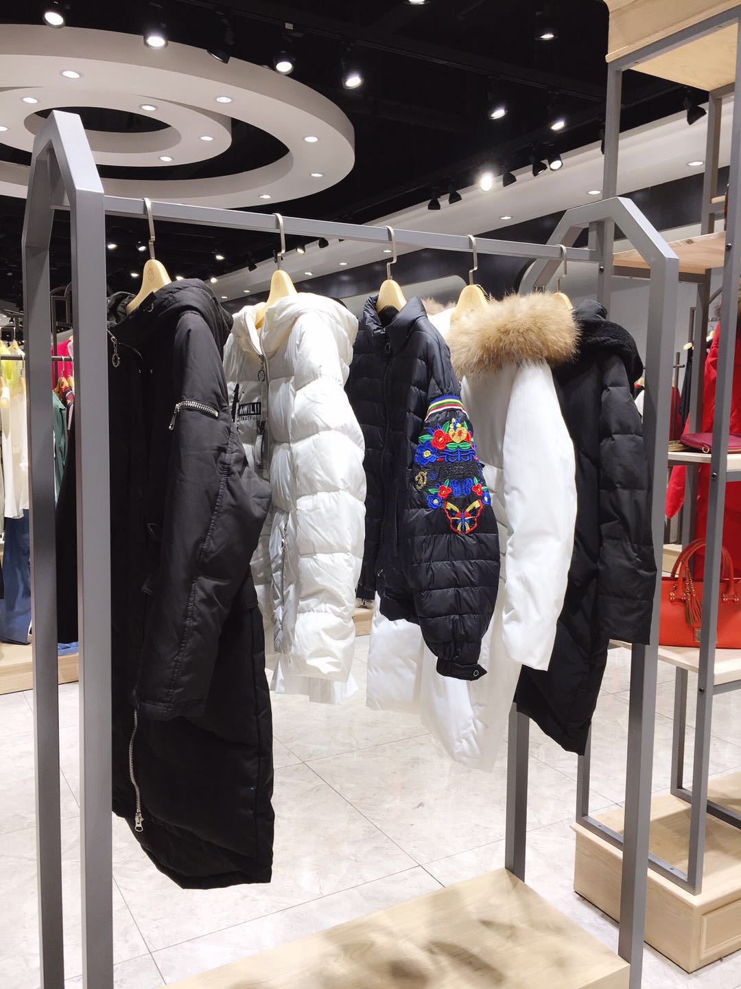 艾米拉2017羽绒服 反季清销折扣店女装批发指定地点 全新款多