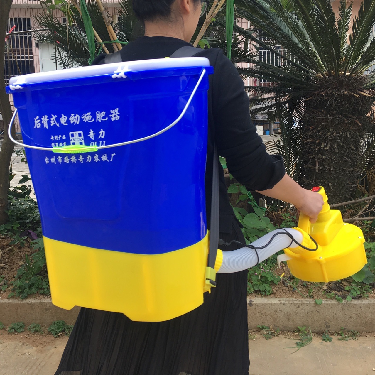 多功能农用电动施肥机器后背式龙虾撒肥投饵机蔬菜追肥器