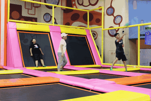抖音网红蹦床粘粘乐弹跳粘墙淘气堡游乐场室内大型儿童乐园大蹦床