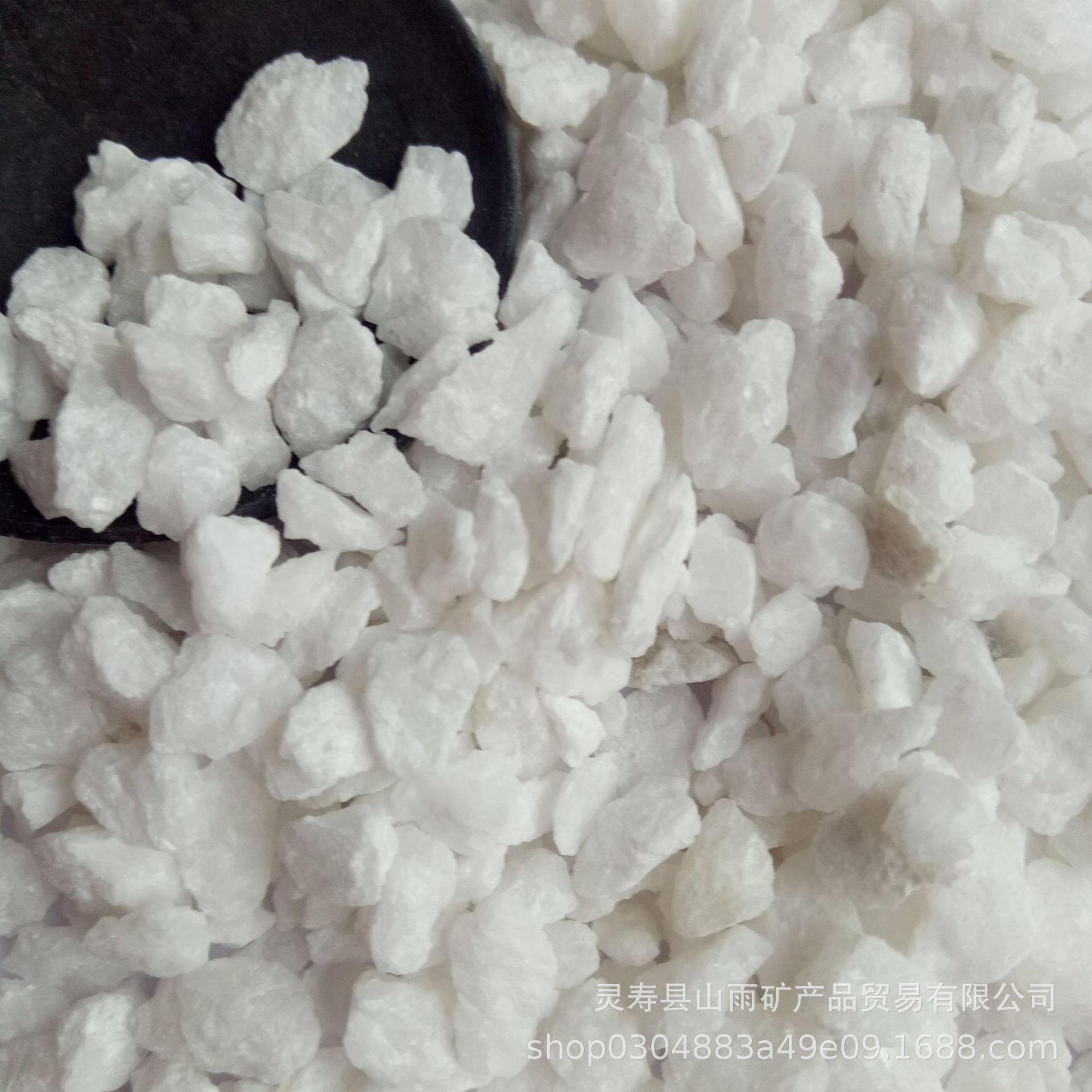 厂家供应雪花白彩砂 石英砂 草坪填充砂 规格齐全