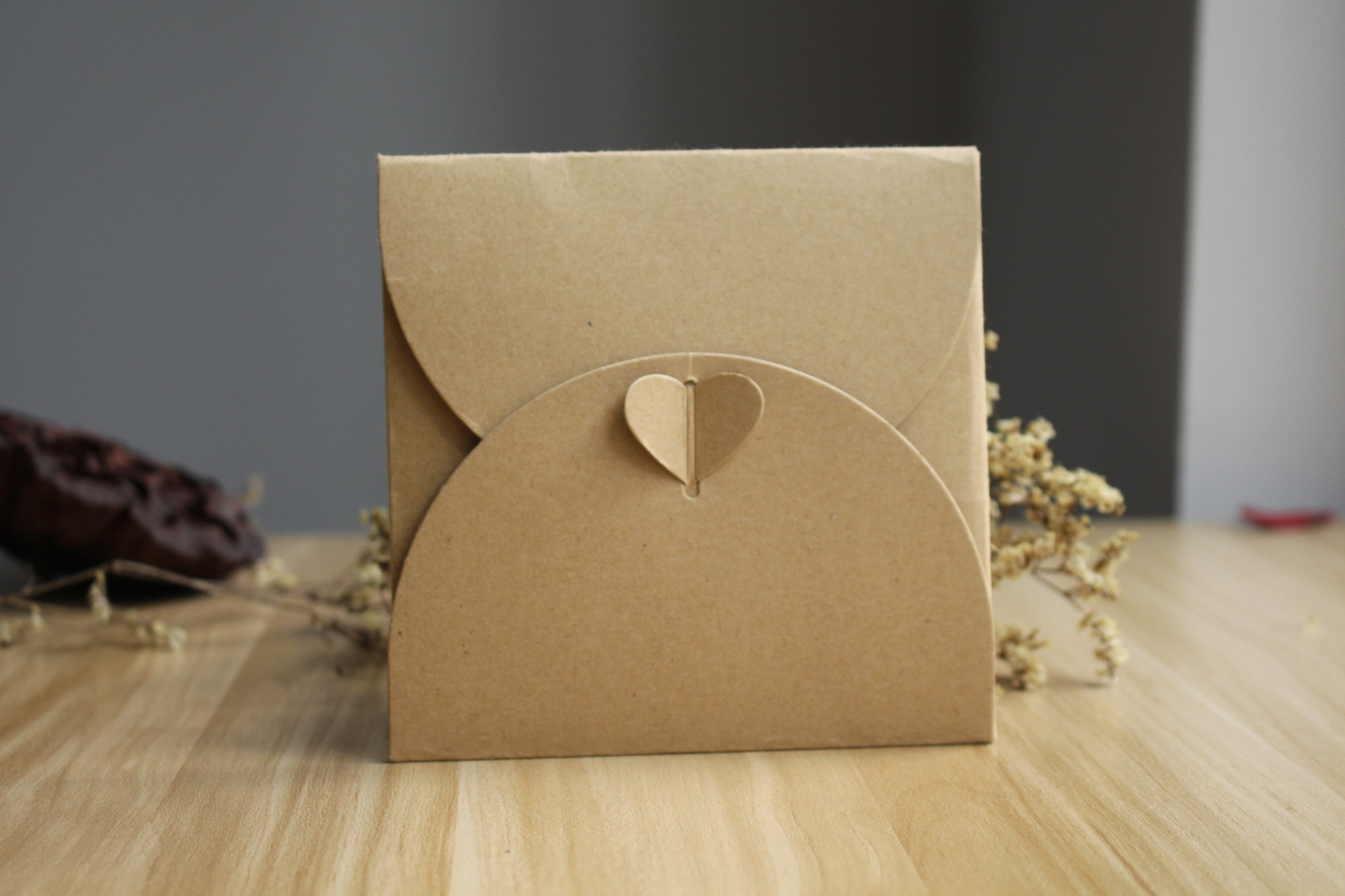 加厚复古牛皮纸信封镂空封套卡套明信片包装盒现货6款图案可定制