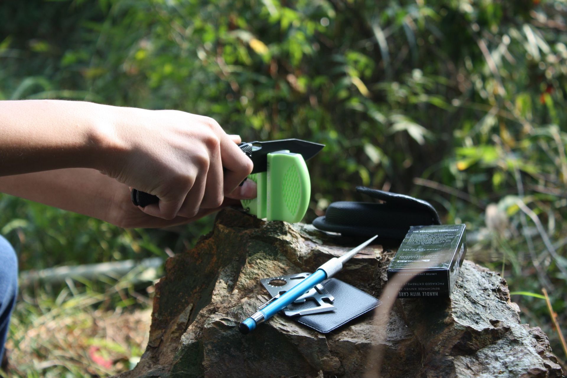 家用迷你磨刀器 户外便携剪刀磨刀石 多能功快速陶瓷手持磨刀工具