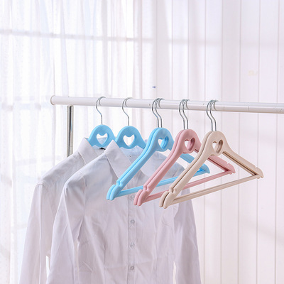 厂家直销 新款创意衣架 带杆心形木纹居家衣撑家用防滑晾衣架批发