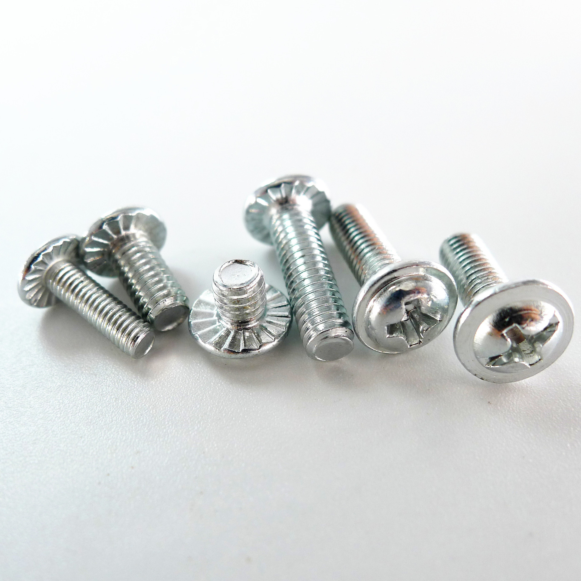 圆头十字带垫机牙螺丝防滑齿压花螺钉带垫机丝灯饰配件厂家批发