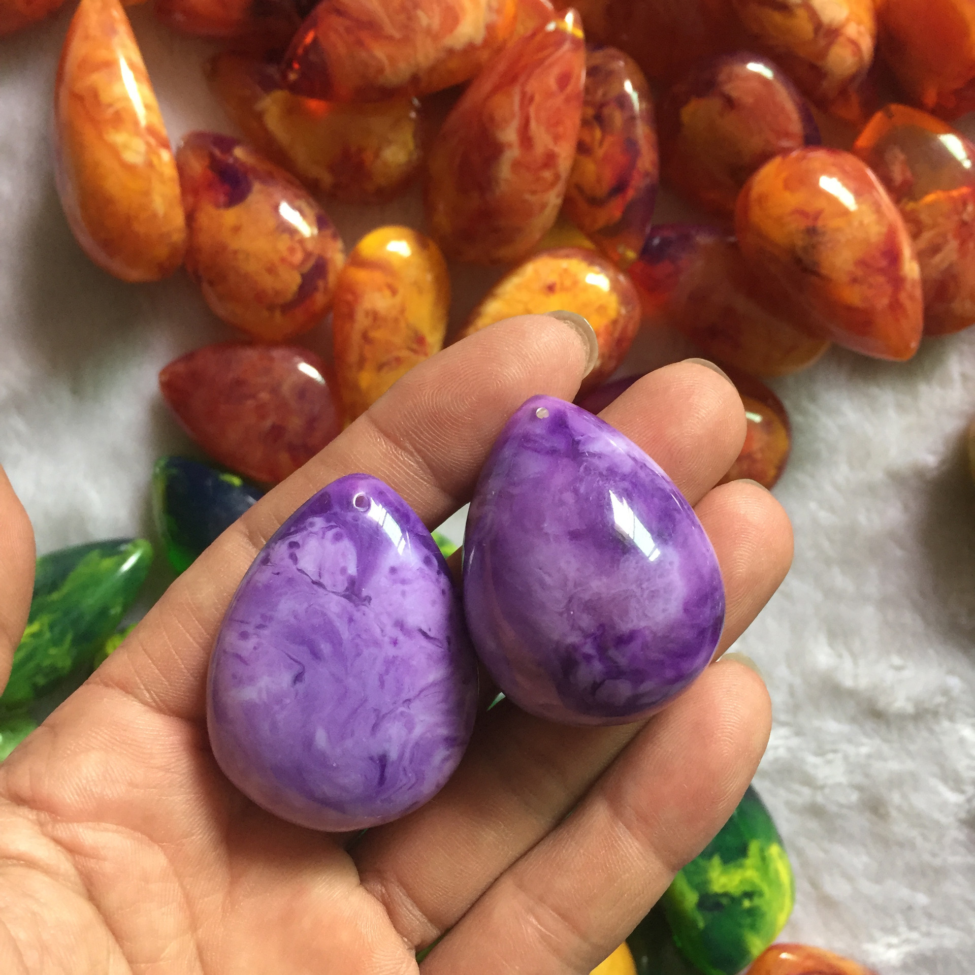 二代浮水荧光琥珀蜜蜡原石人工打磨抛光成品吊坠挂件批发