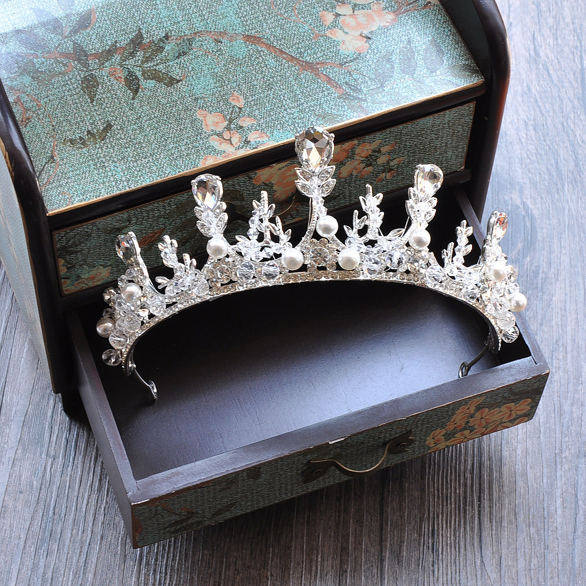 新娘白色皇冠韩式2018新款珍珠水钻串珠结婚婚纱头饰女王冠公主