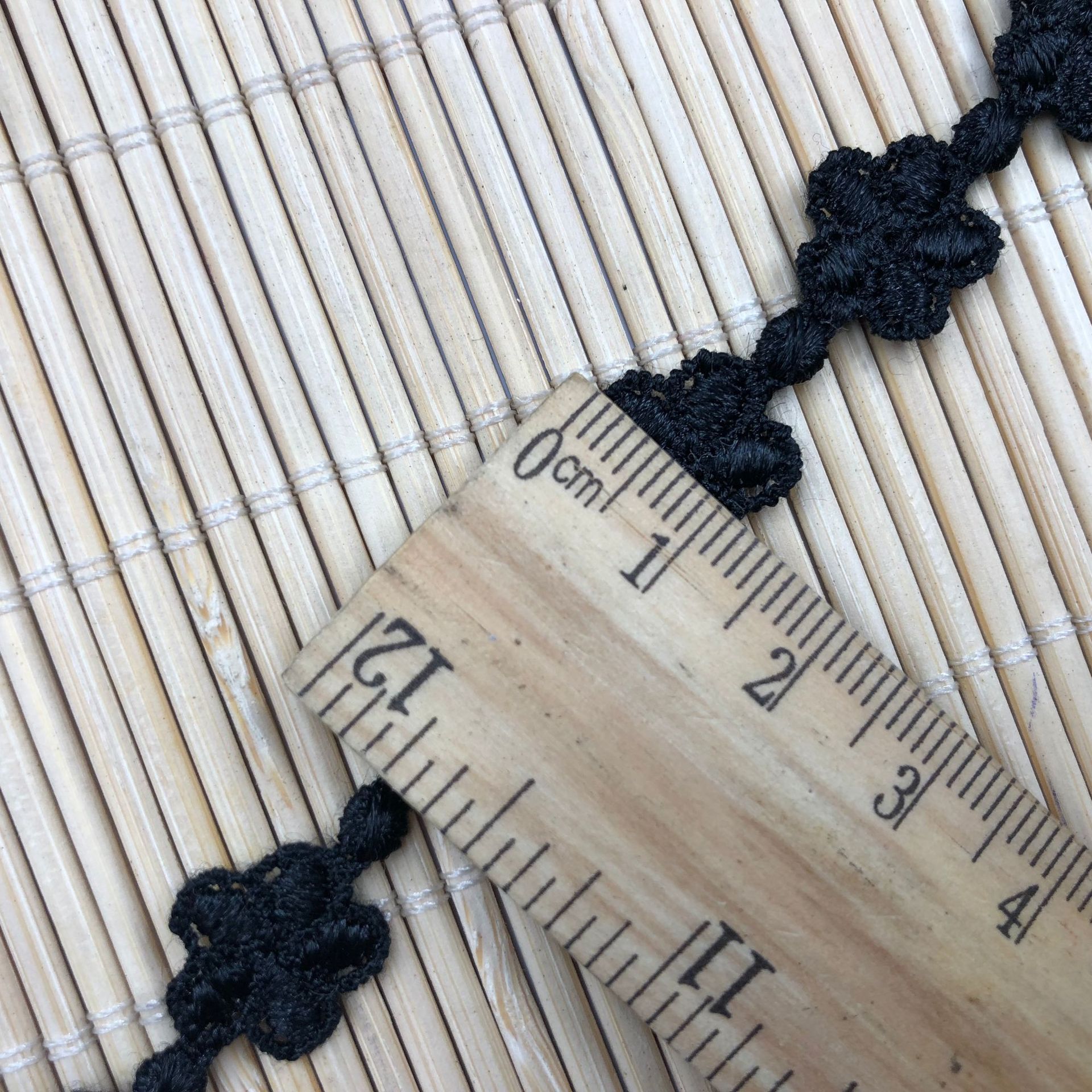 4厘米)     b:此款花边15码/条请按码的倍数订购,由此给您带来不便,敬