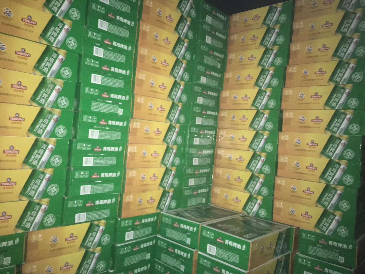 大量批发青岛8度清爽听装啤酒330mll*24听/箱