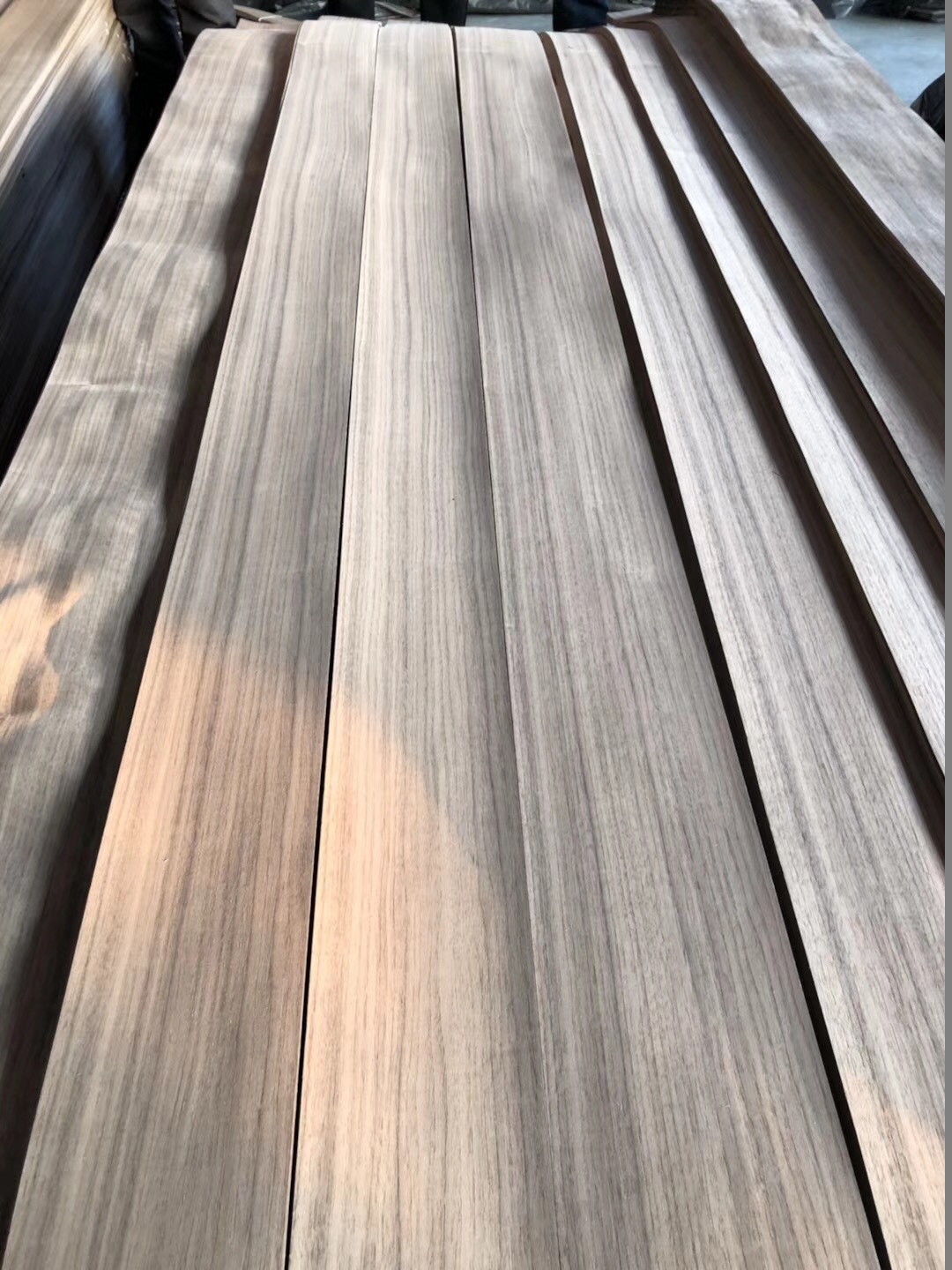 黑胡桃直纹木皮_厂家美国黑胡桃直纹木皮酒店饰面家具橱柜墙身贴面