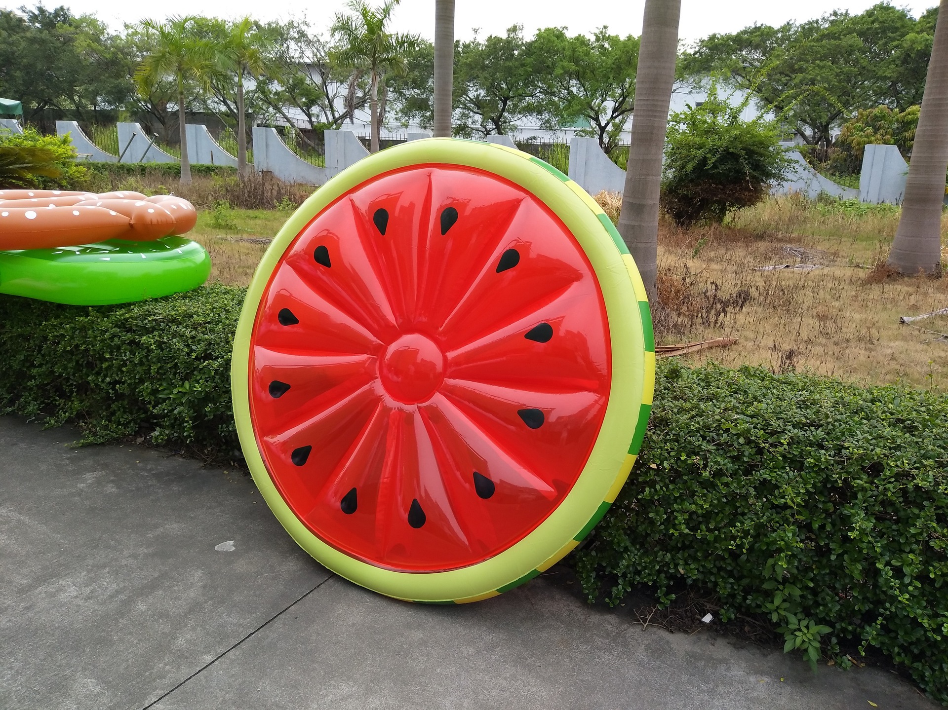 峰云工厂现货批发充气pvc半边西瓜浮排 充气西瓜水床 可加logo