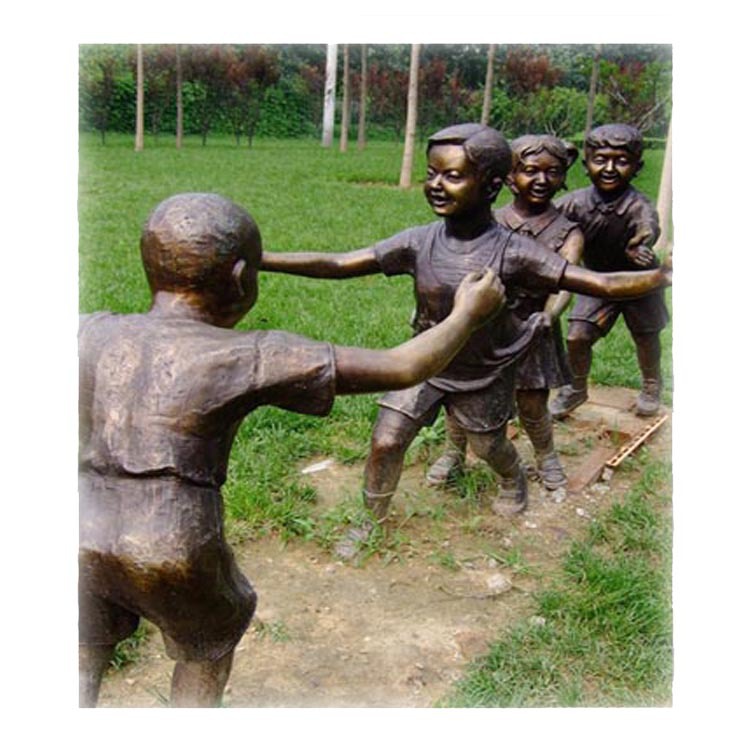 总少不了一些雕塑工艺品的装饰,就如这款老鹰捉小鸡的雕塑,注目欣赏之