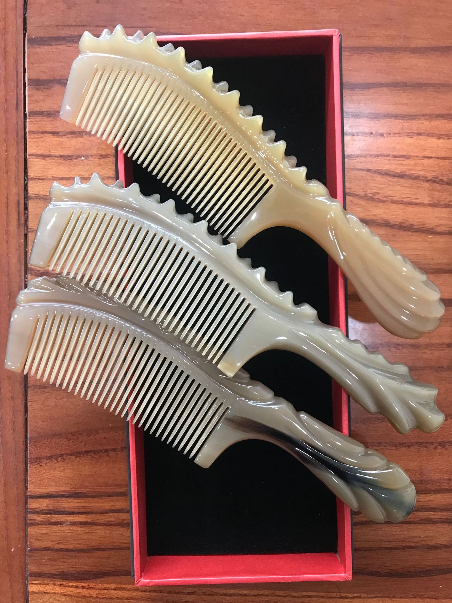 厂家直销 定制精品大号白牛角梳造型花纹白水角梳子按摩头梳子