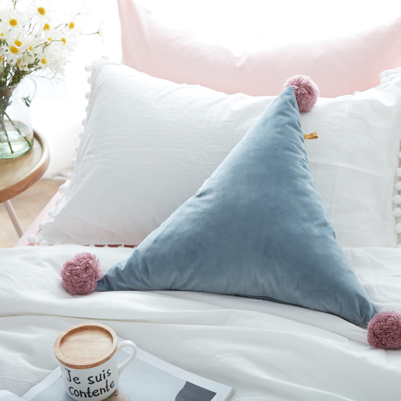 北欧ins风个性几何三角形抱枕午睡枕沙发靠垫少女公主球球坐垫