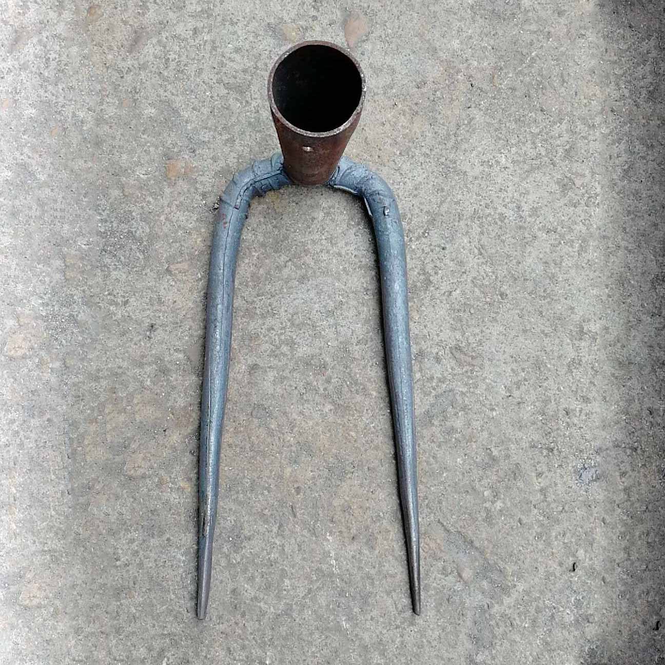 批发农用耙子二齿耙尖头钉耙1.1斤手工锻打铁耙耙头挖地耙挖土耙