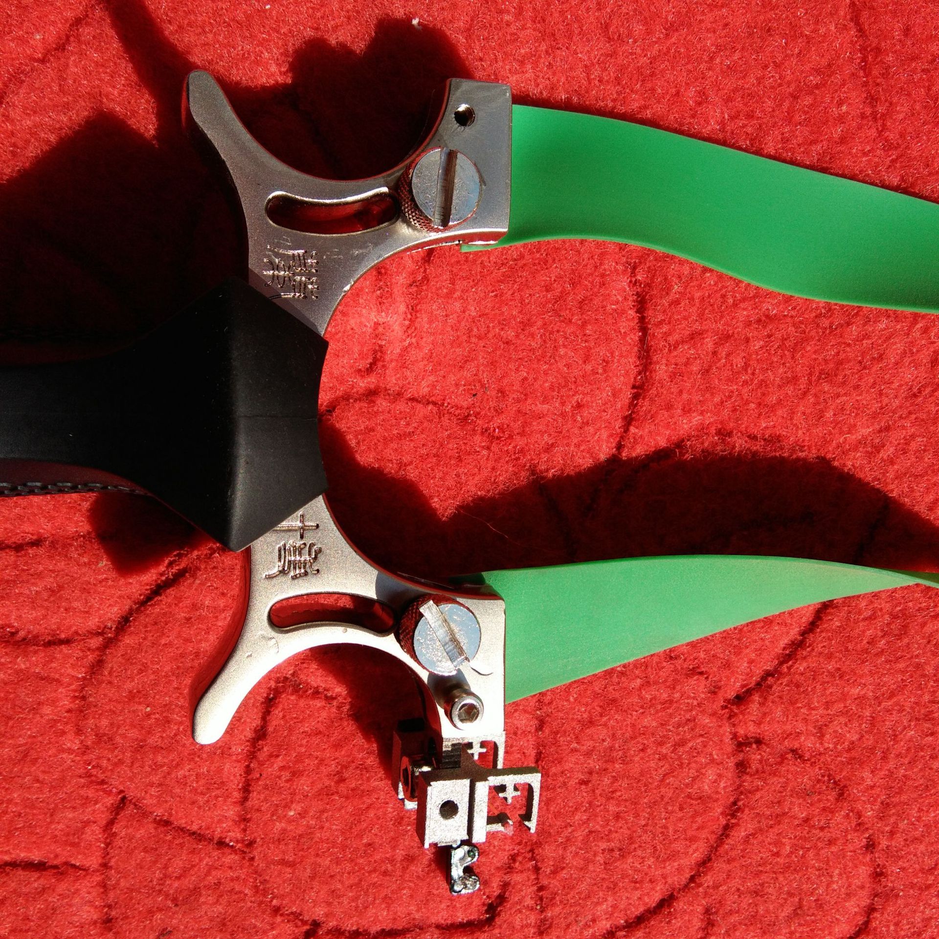 厂价直销兰博弹弓快压金属弹簧狙击瞄具户外竞技专用扁皮弹弓