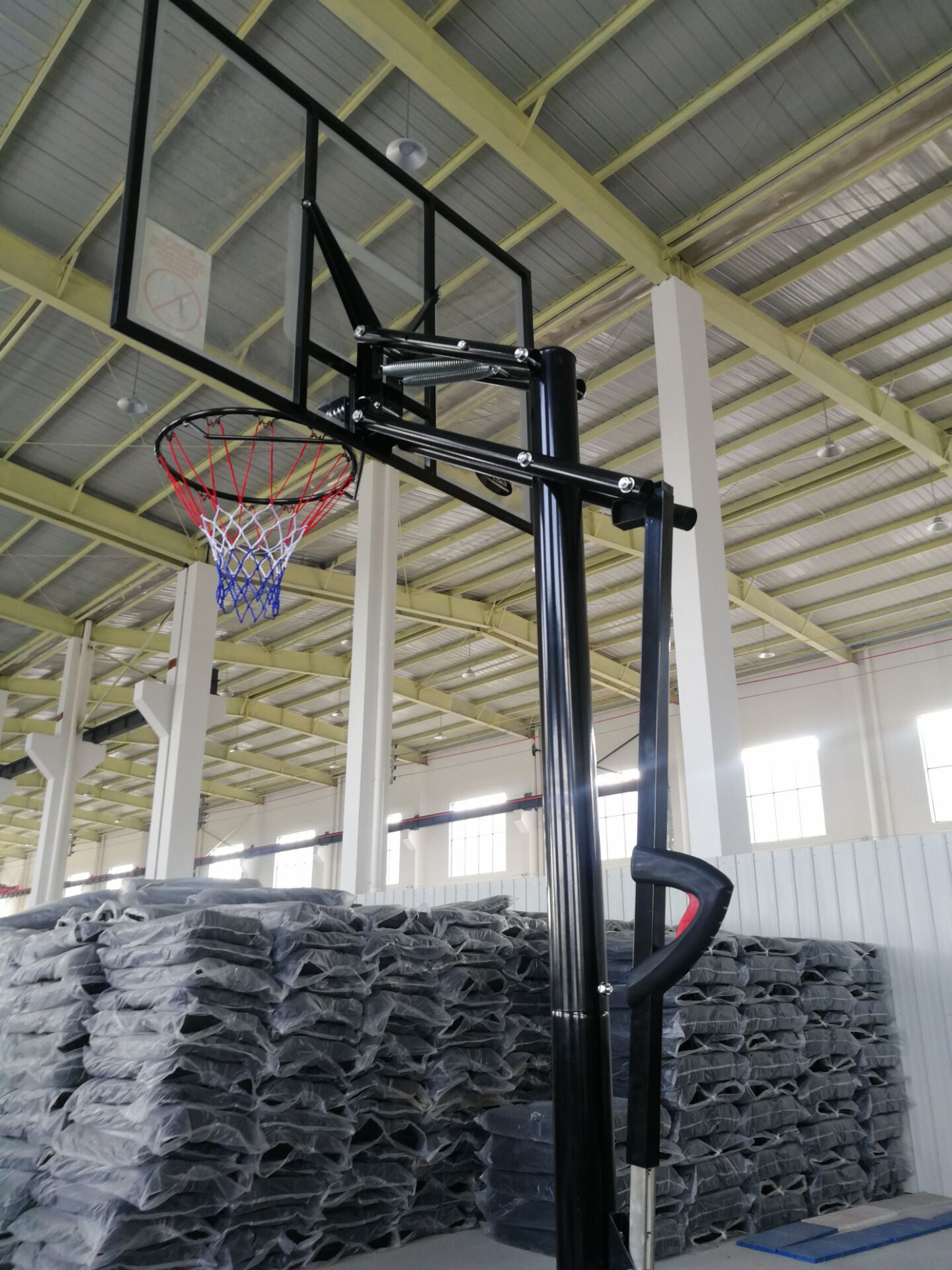 泰州海谊塑料厂b10便携式篮球架,亚克力篮球板,成人篮球架