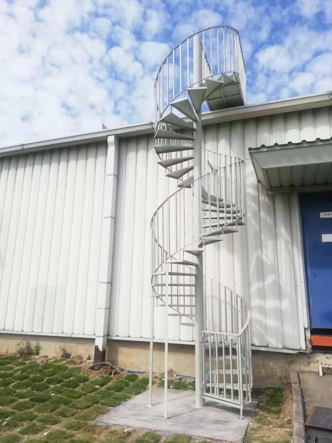 定制螺旋式钢架楼梯简单消防人工快速通道楼梯热镀锌户外钢结构梯