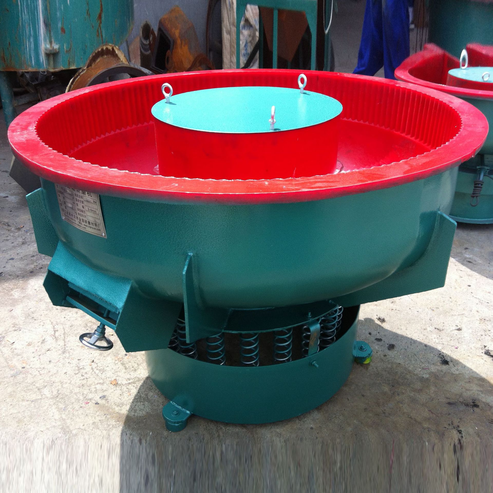 震动研磨机去毛刺倒角振动抛光机螺旋震动除锈光饰机振光机水抛光