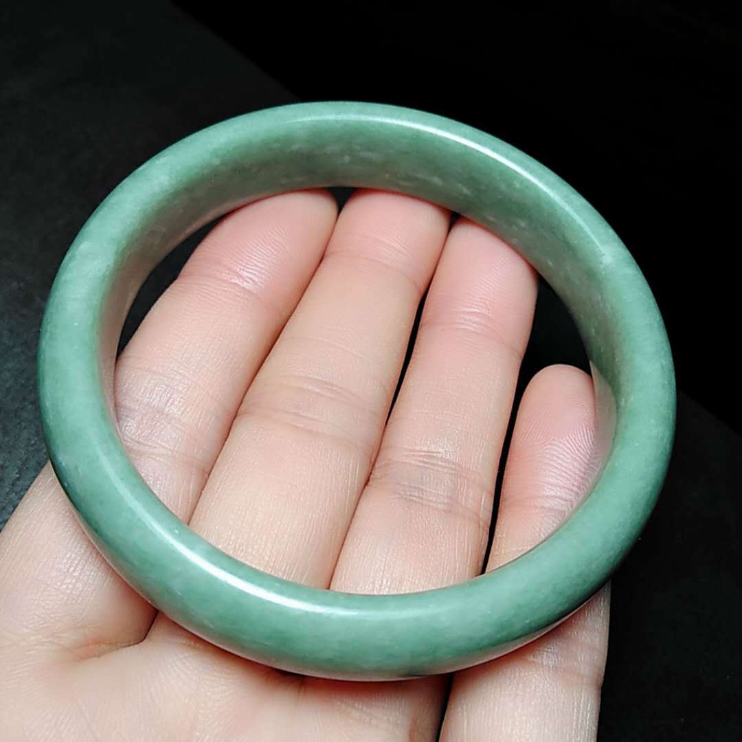 厂价特惠时尚精品贵州翠手镯 莹润油青贵州翠玉手镯