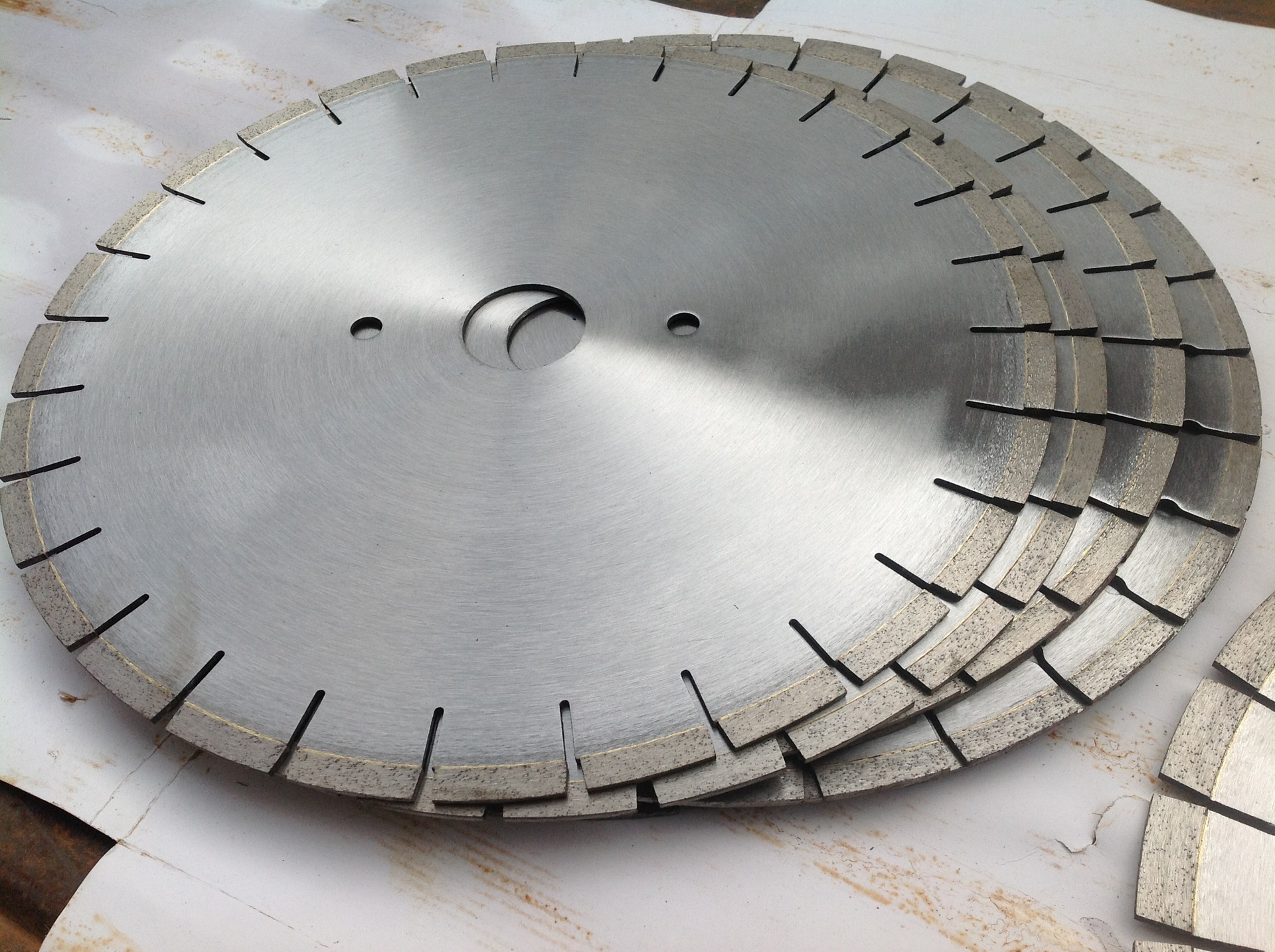 荣子锯片供应马路切割片钢筋混凝土开槽锯片350mm特殊规格支持定制