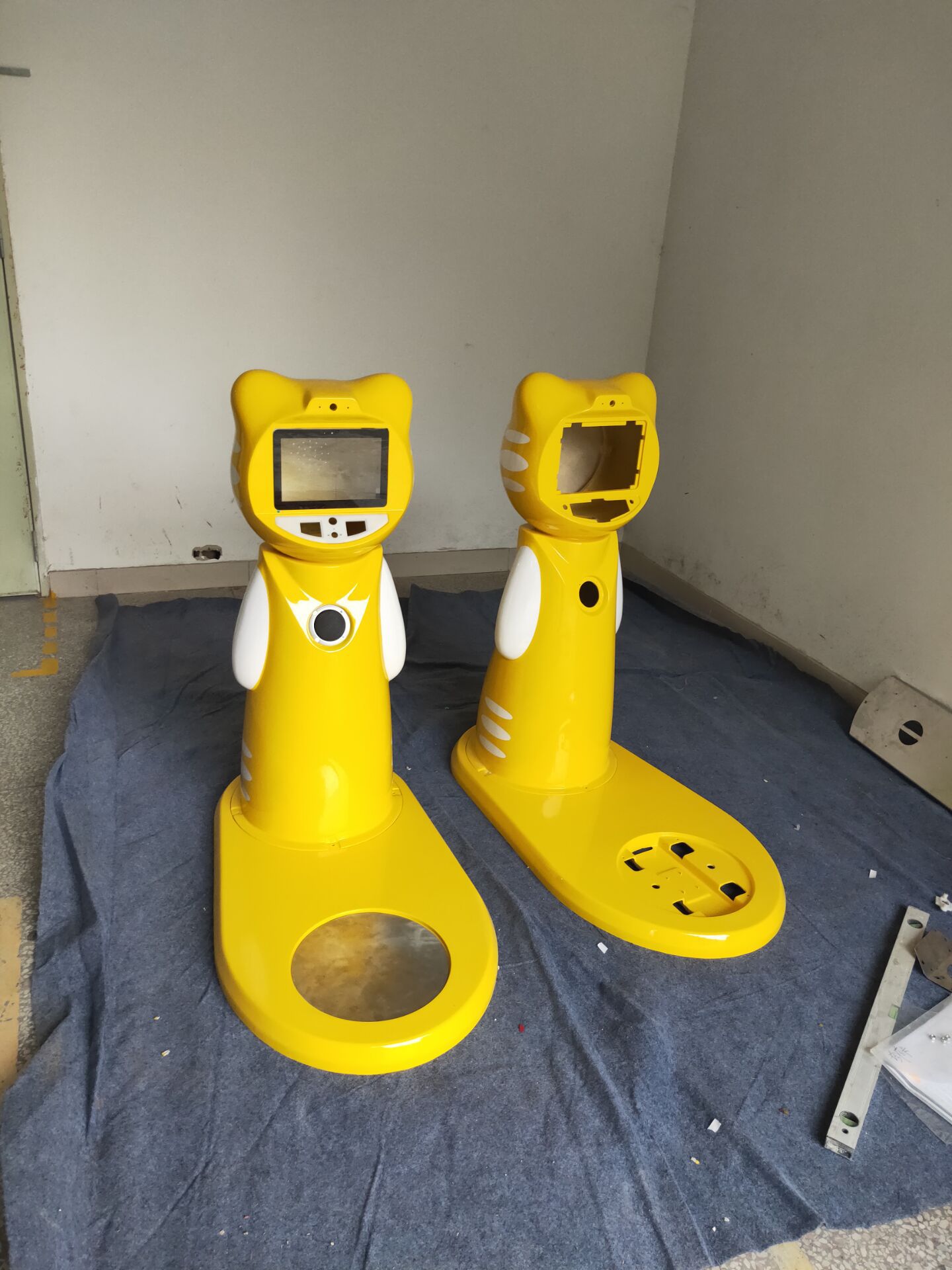 玻璃钢智能机器人外壳送餐迎宾机器人外壳 玻璃钢工艺广东