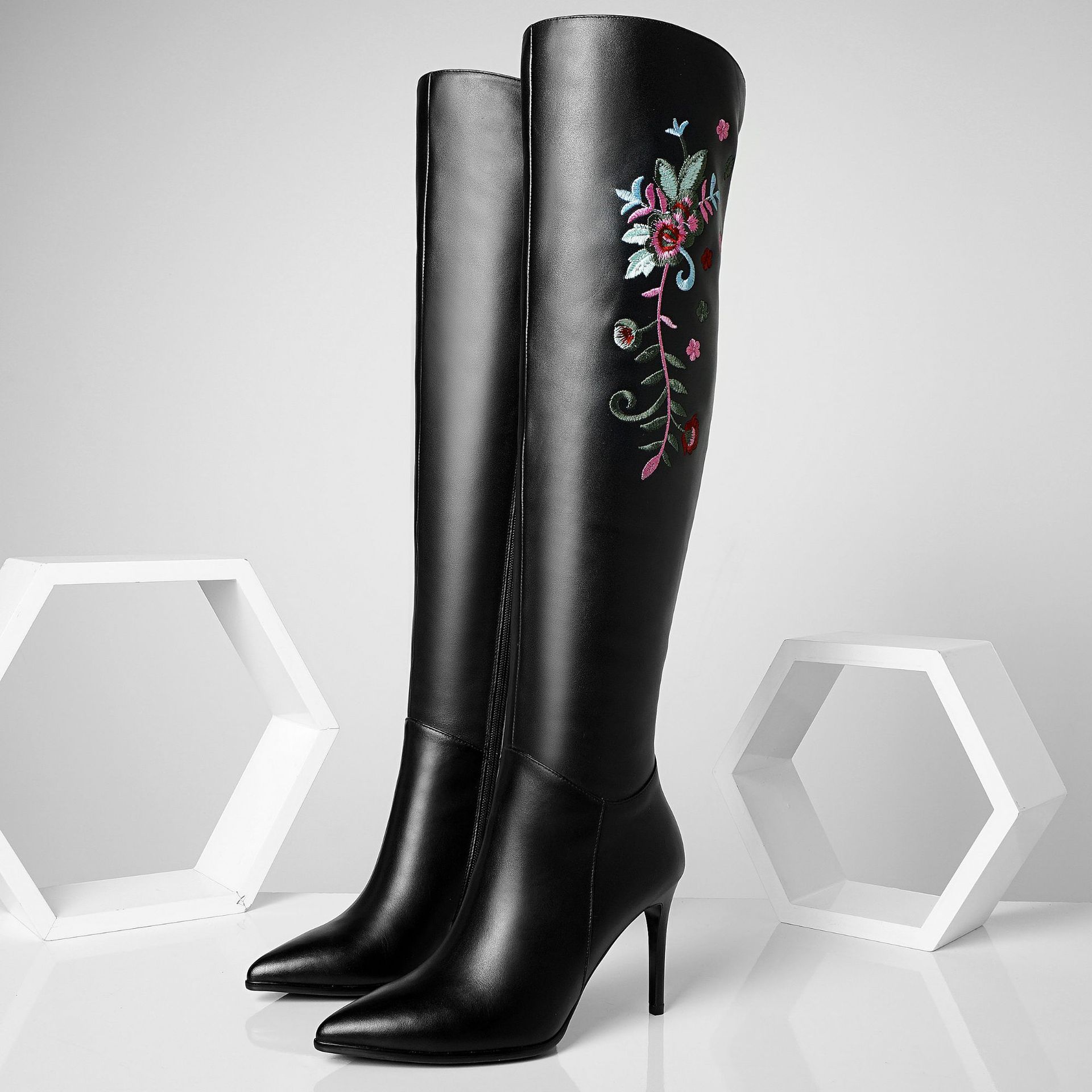 qpj 1023126 尖头细跟过膝靴绣花长靴女2018秋冬新款真皮