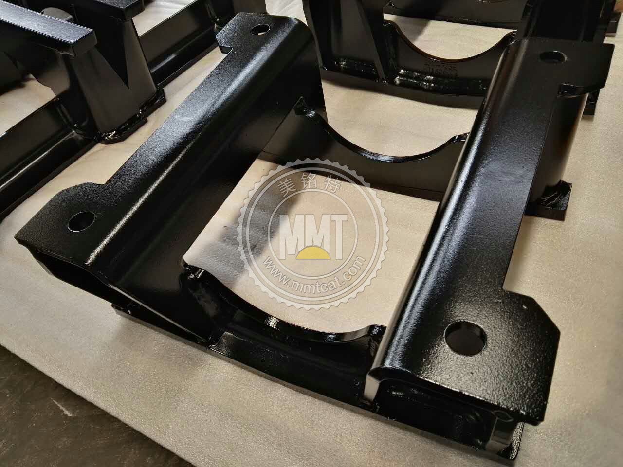 供应三一sy385厂家护链架挖掘机护轨器挡泥板湖南配件底盘件四轮