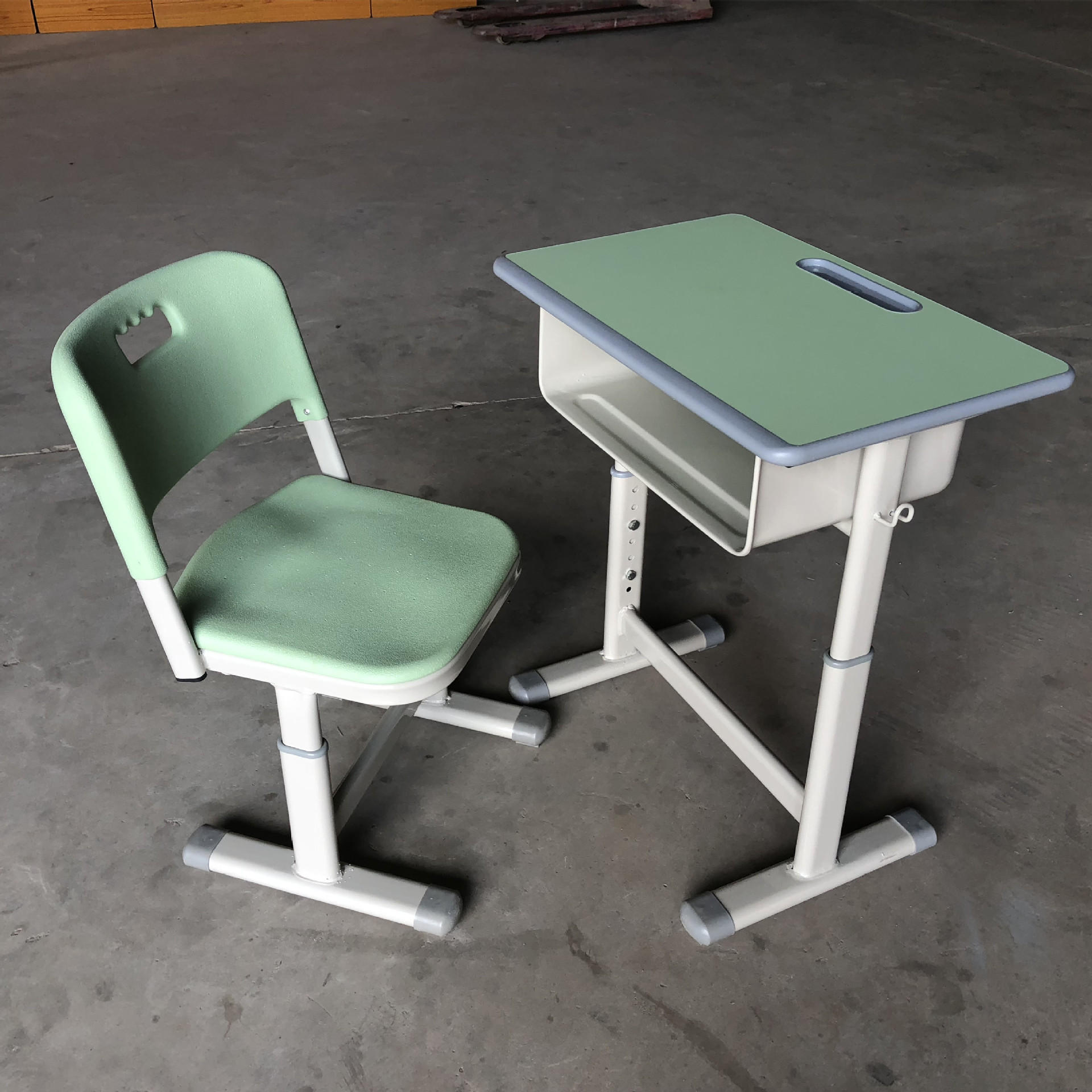 学生课桌椅培训班豪华升降注塑封边中控吹塑贵族私立学校专用款式