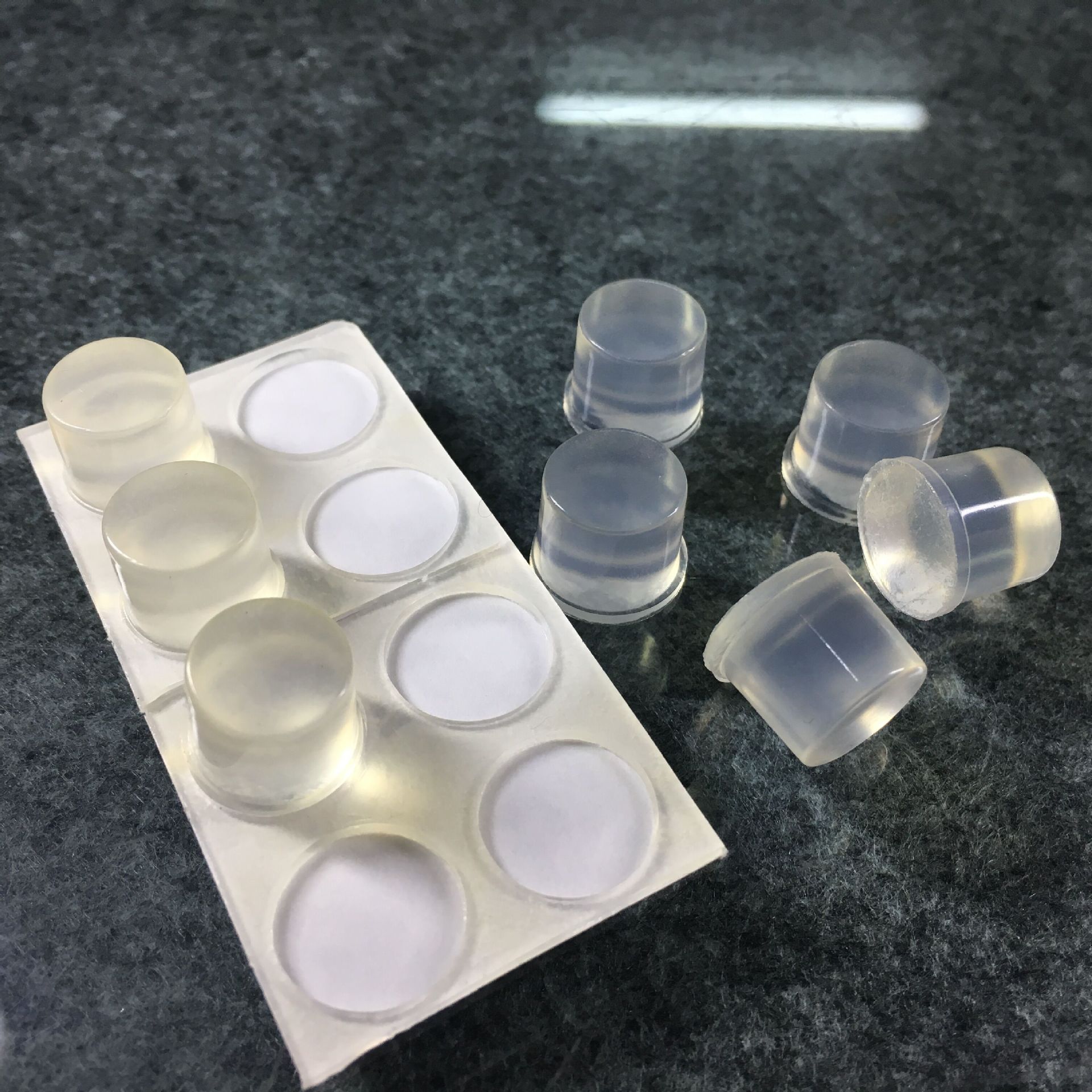 透明橡胶脚垫白色防撞胶贴自粘硅胶防滑垫背胶防碰胶粒制品厂家
