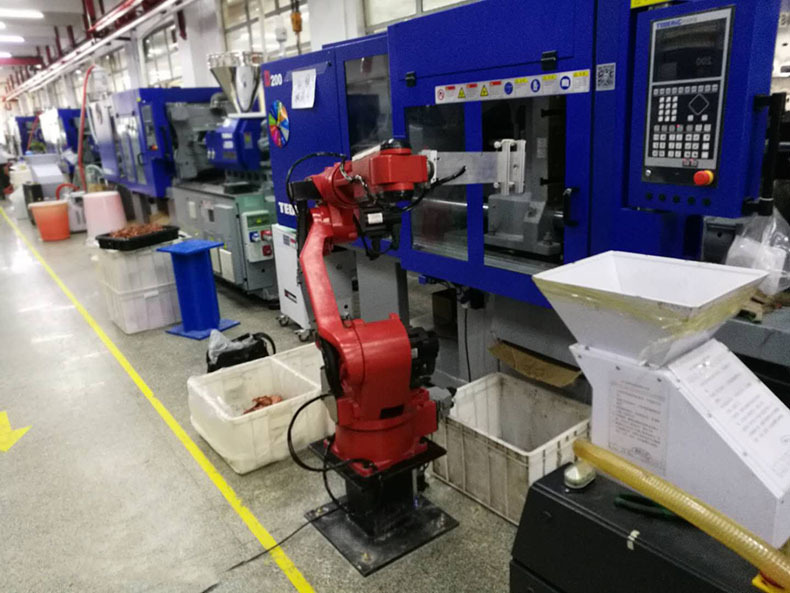 东莞市中控大型注塑机取件机器人