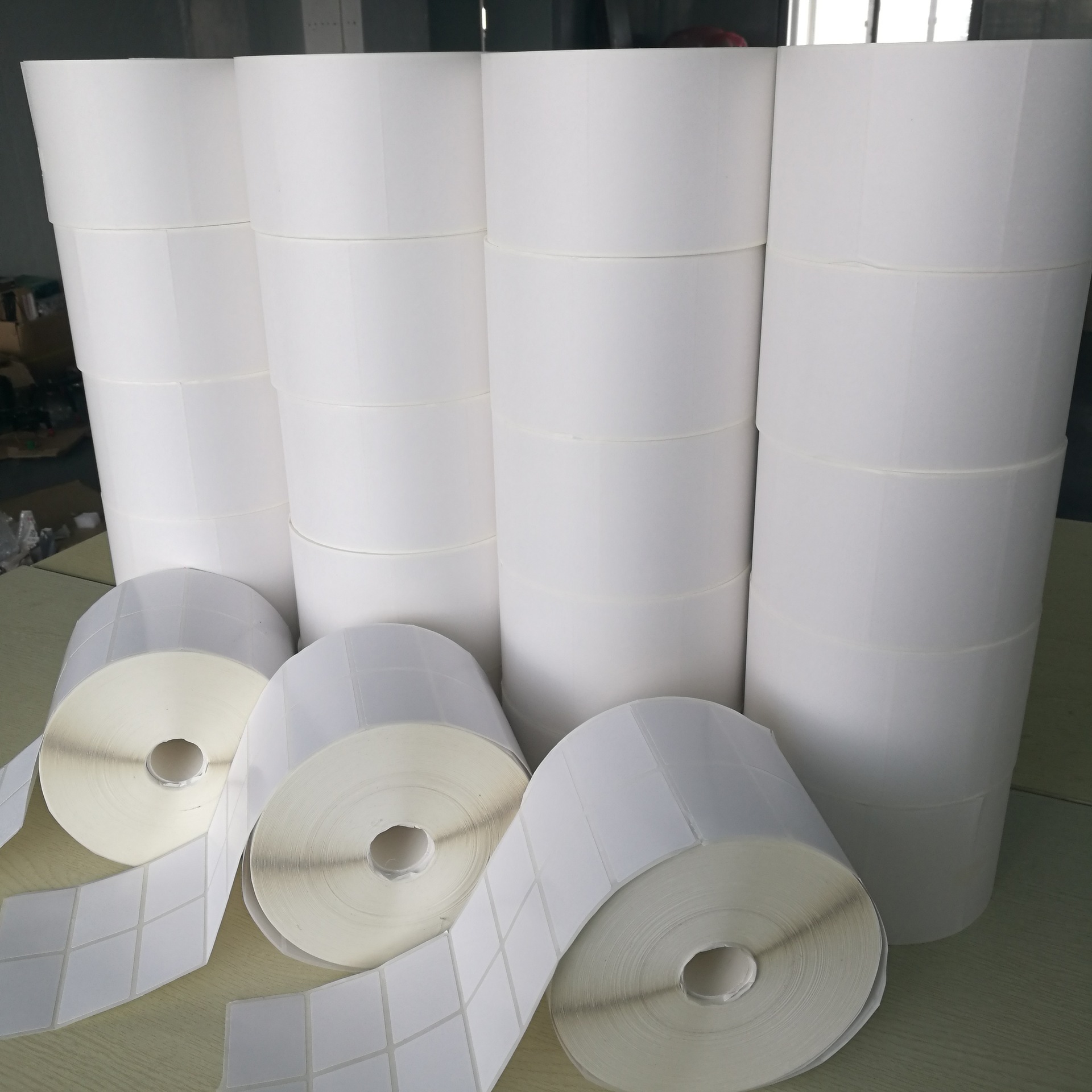 铜版纸不干胶标签空白厂家直销条码外箱贴纸打印条码纸可订制