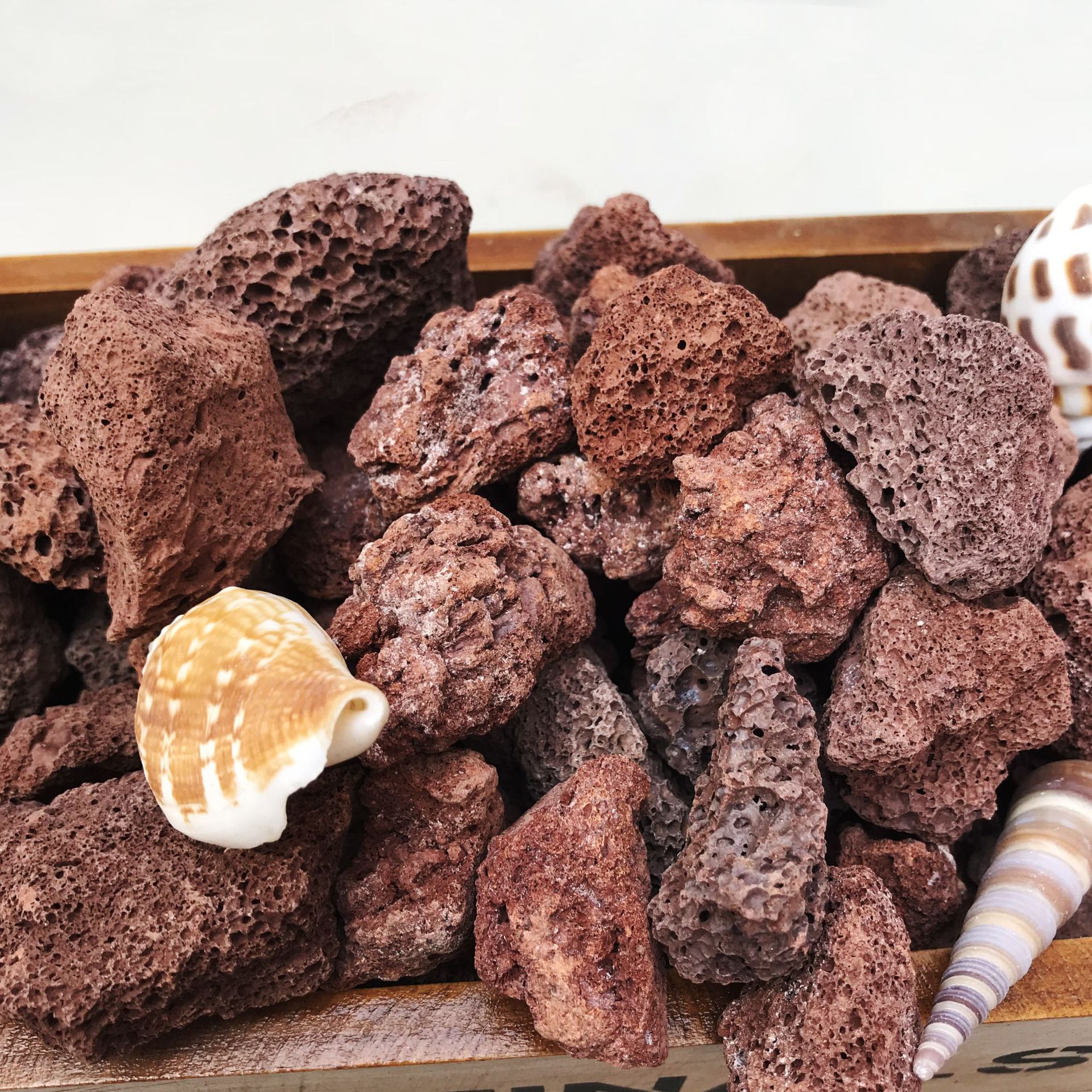 厂家批发火山石 多肉铺面鱼缸造景用红色火山岩 水处理火山石-阿里巴