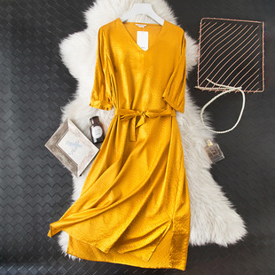 长袖金色连衣裙