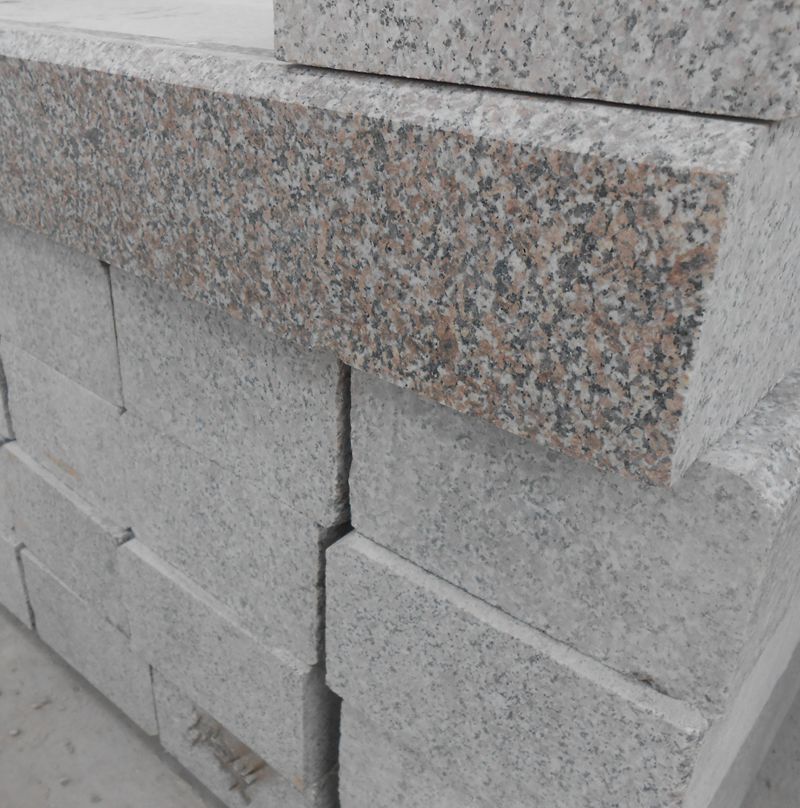 五莲花路缘石路沿石芝麻灰五莲花立缘石五莲红火烧板石质侧石图片