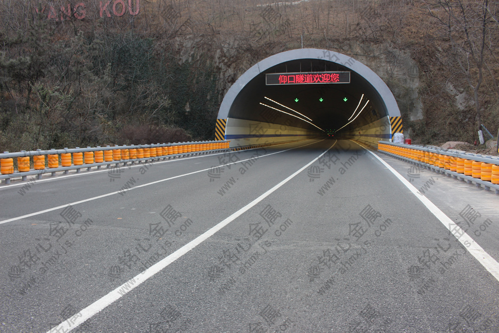 山东青岛仰口隧道旋转护栏安装完工