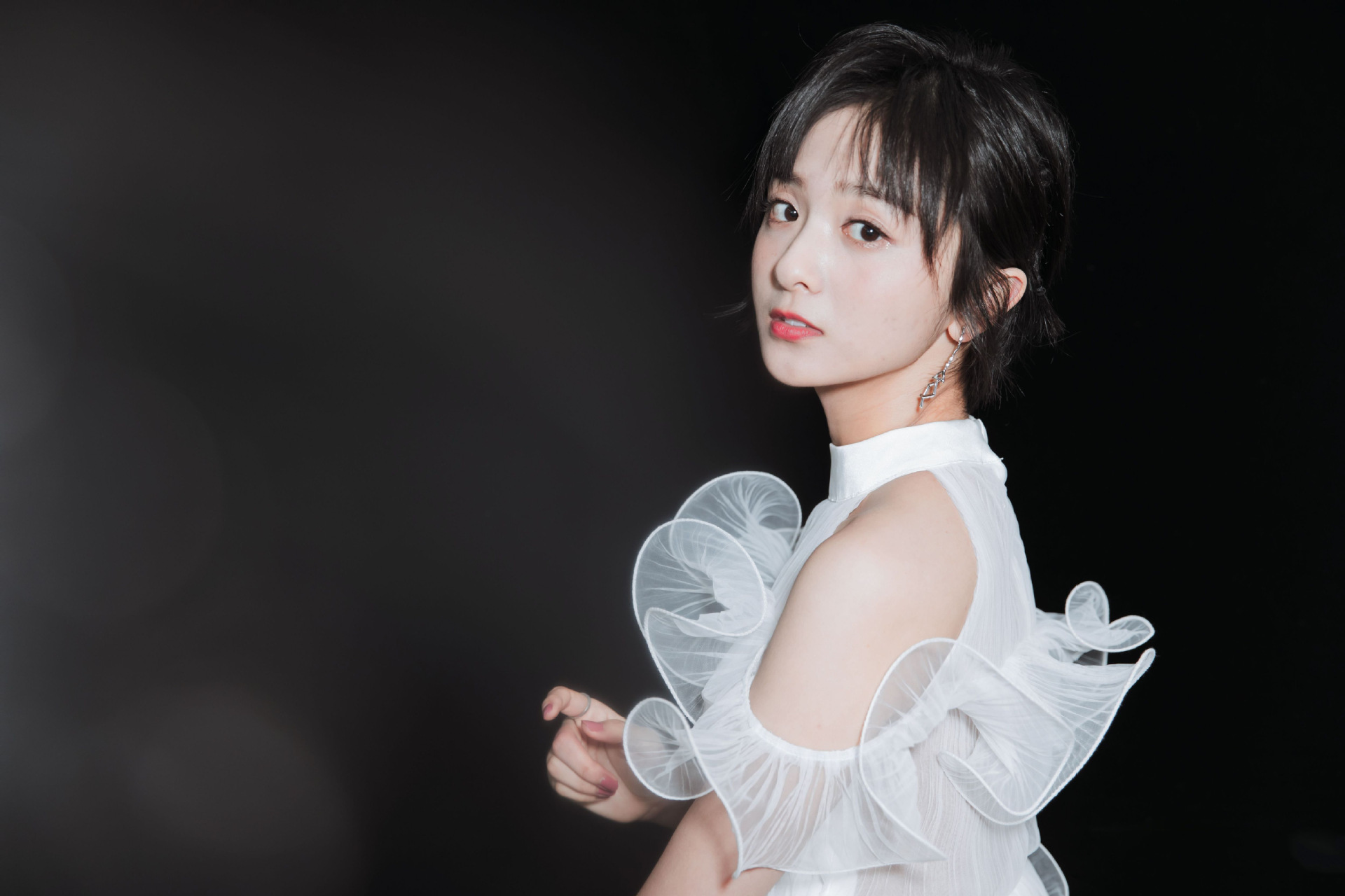 2019明星同款厉嘉琪时尚纯色波浪褶皱小清新礼服蛋糕连衣裙64400