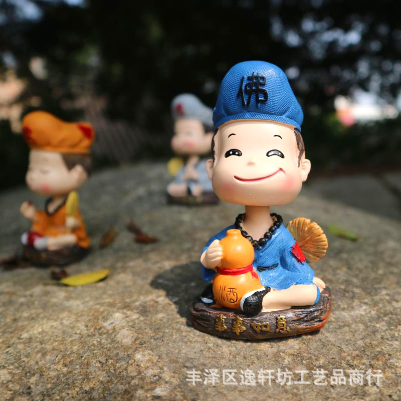 活佛济公汽车摆件摇头卡通风q版神仙济公保平安车载小沙弥汽车摆