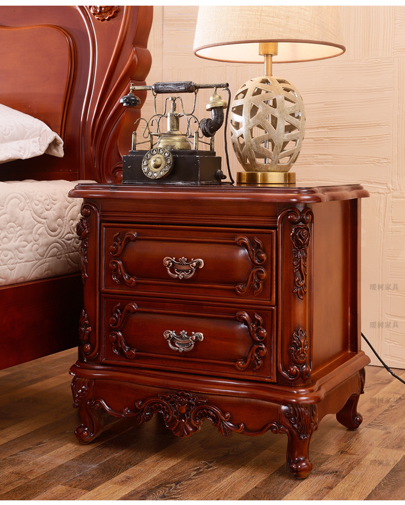 宝贝特色:框架为进口橡木一款非常好看的欧式风格床头柜,它不仅有