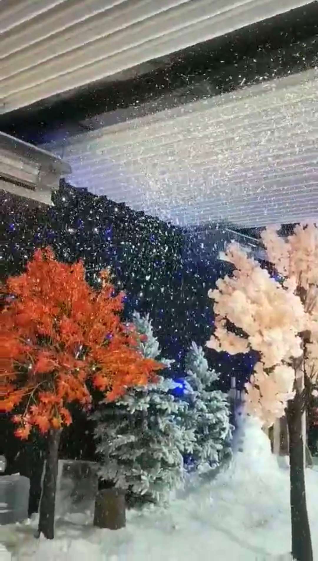 厂家供应飘雪机 冷蒸房 浴场下商用真雪造雪机室内飘雪机冰雪世界