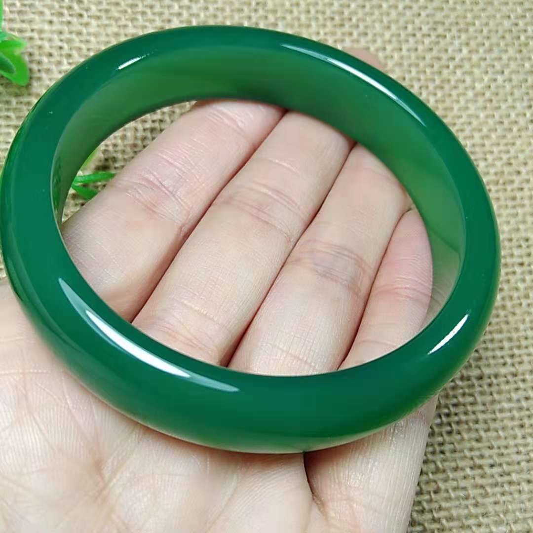 批发珠宝莹润帝王绿玛瑙手镯 时尚美美哒绿玉髓手镯