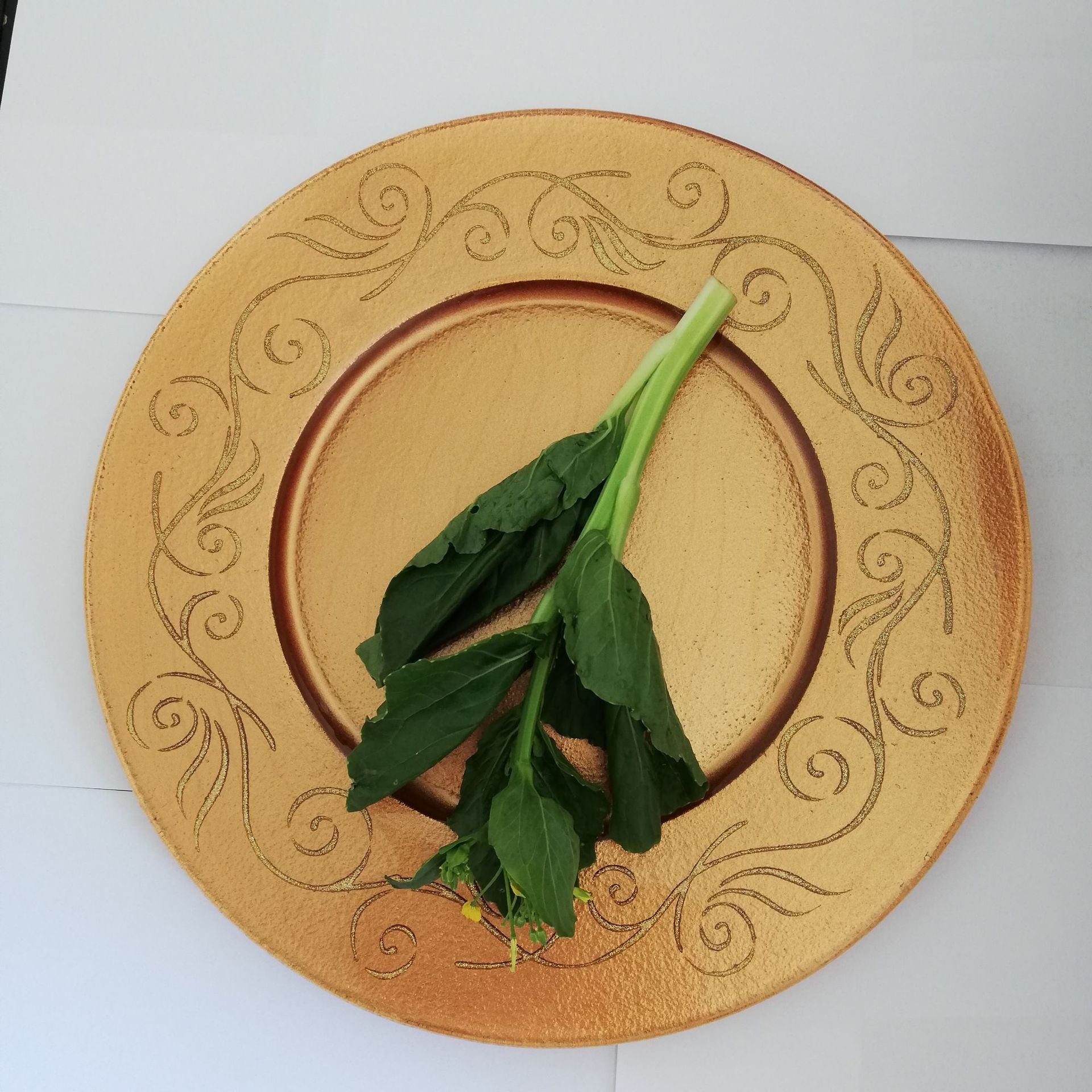 深圳厂家生产销售圆形刻花金碟热熔玻璃雕花盘子金色苏菲碟