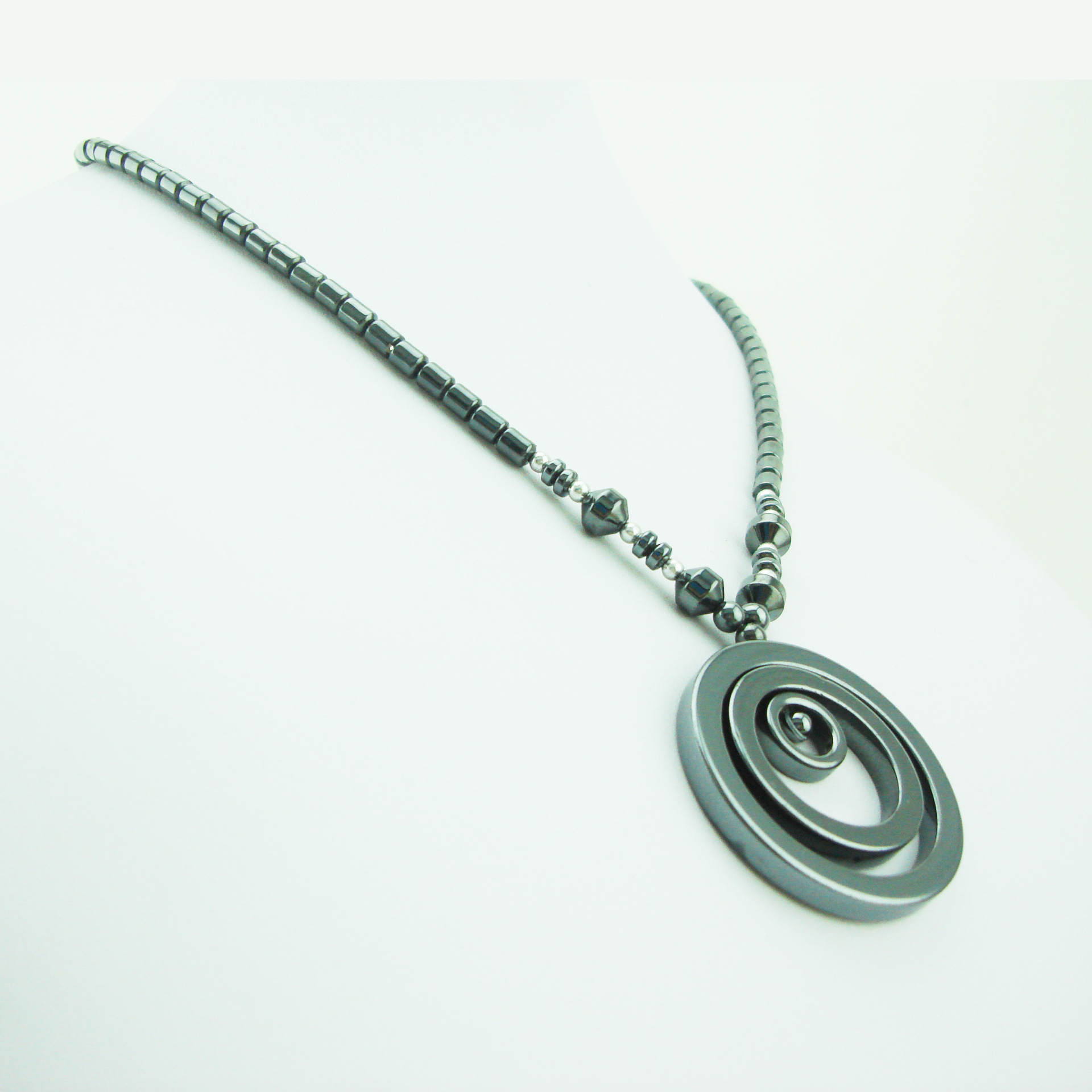 亚马逊跨境厂家直销 多层偏心圆环吊坠磁石项链女式时尚保健项链