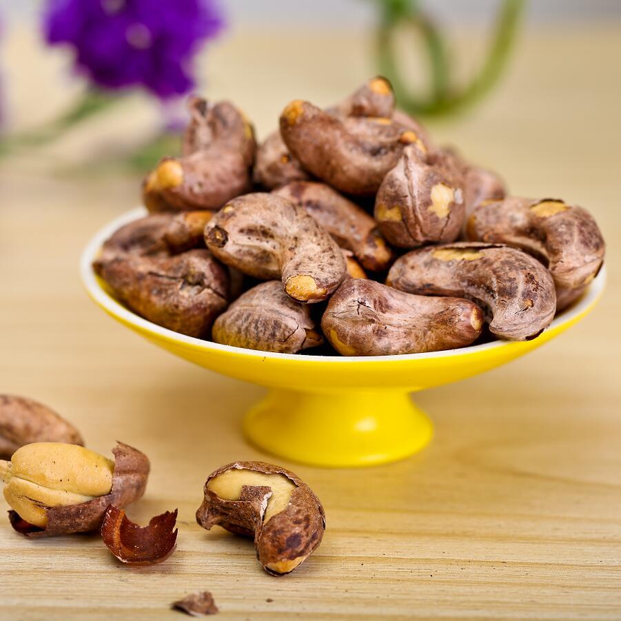 越南特产零食紫衣腰果炭烧盐焗带皮带壳腰果批发w180240大果散装