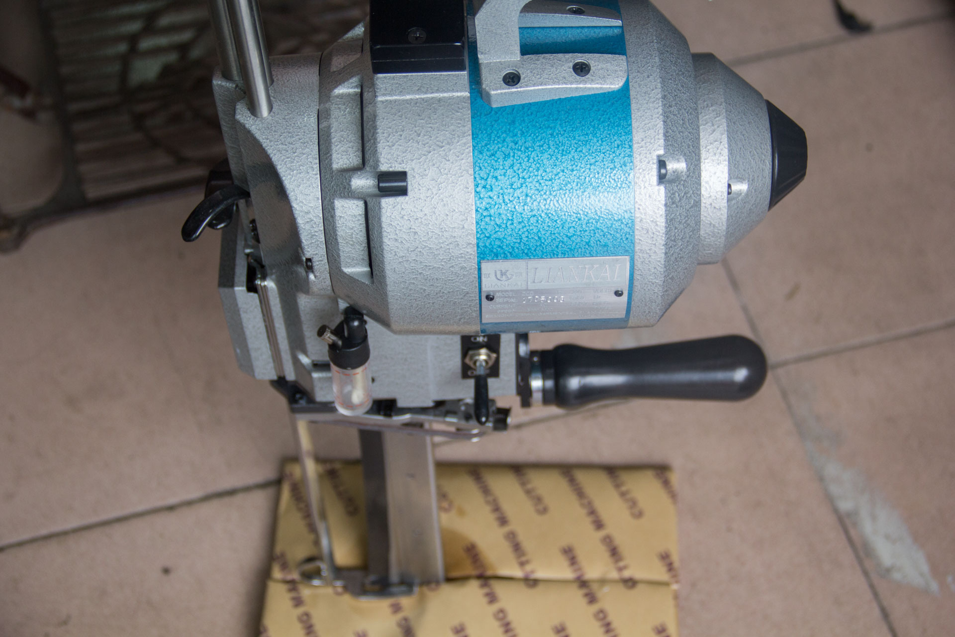 连凯包邮精品 直刀电动裁布机切布机裁剪刀 电剪刀自动磨刀断布机