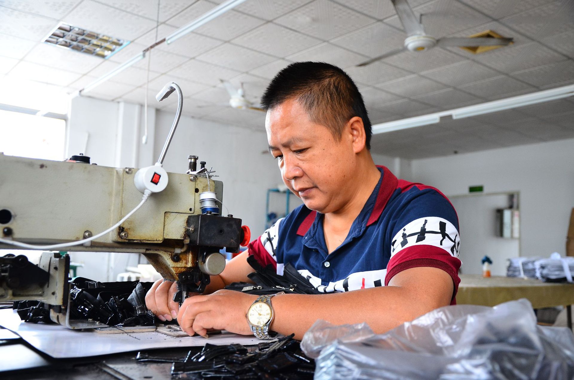 深圳箱包手袋厂定制女士单肩包杜邦纸复古褶皱牛皮女包18新款货源