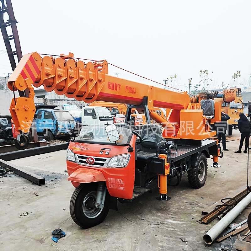 厂家改装25 28 32马力五征三轮小吊车 吊楼板建筑三马子吊车价格