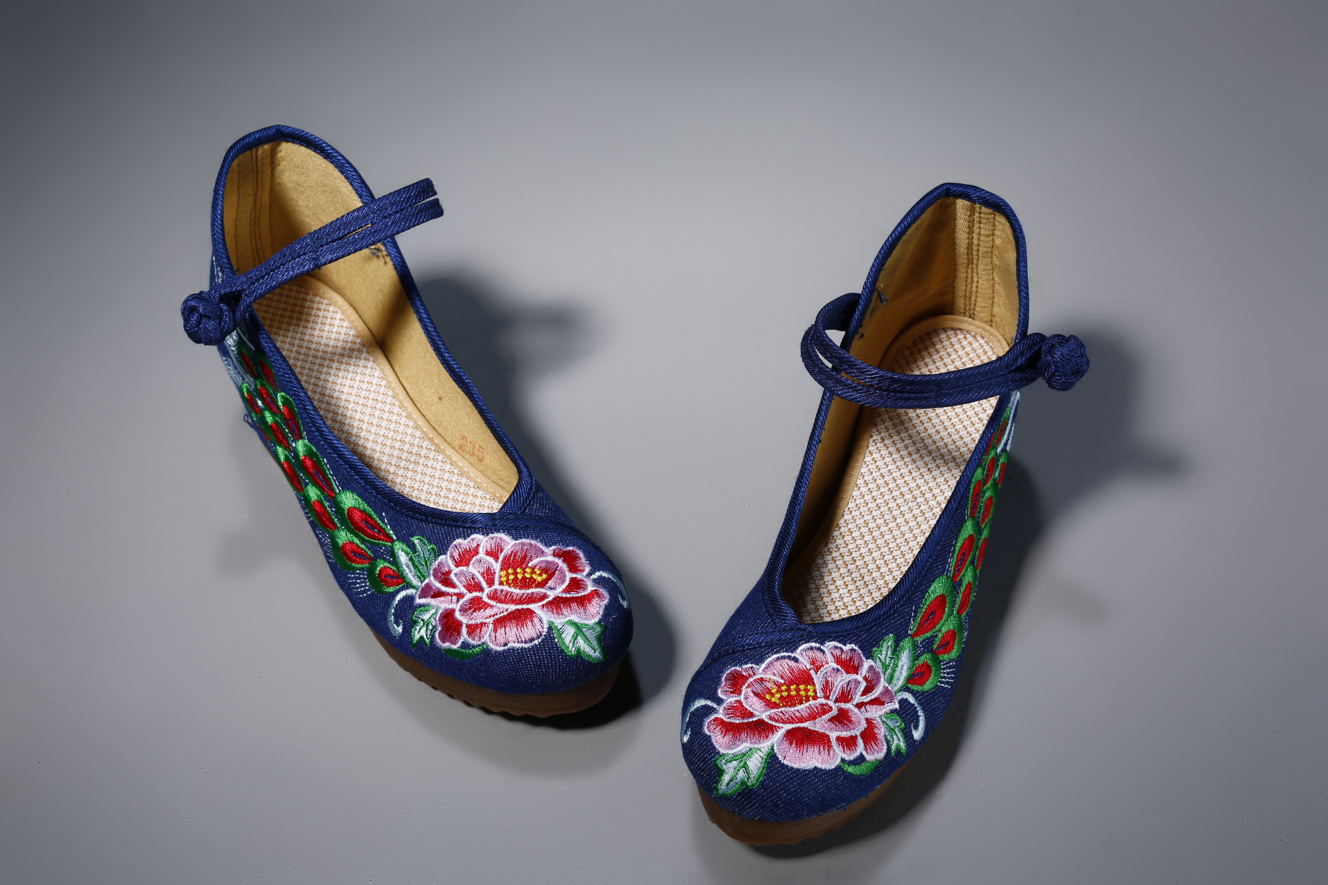 新款民族风绣花鞋 红色刺绣单鞋坡跟汉服女鞋内增高婚鞋舞蹈布鞋