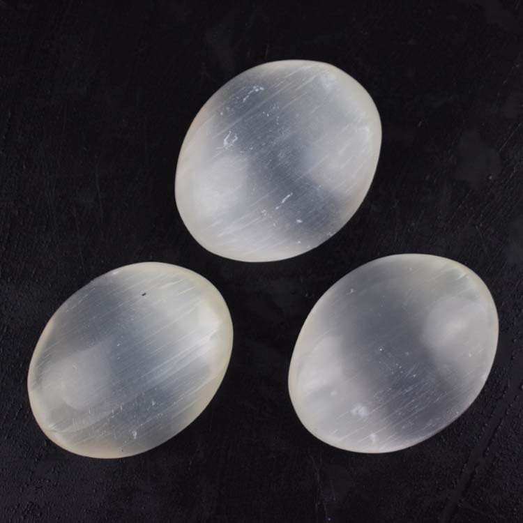 天然摩洛哥石膏把玩件 高频能量疗愈石 净化空气石膏把玩件手掌石