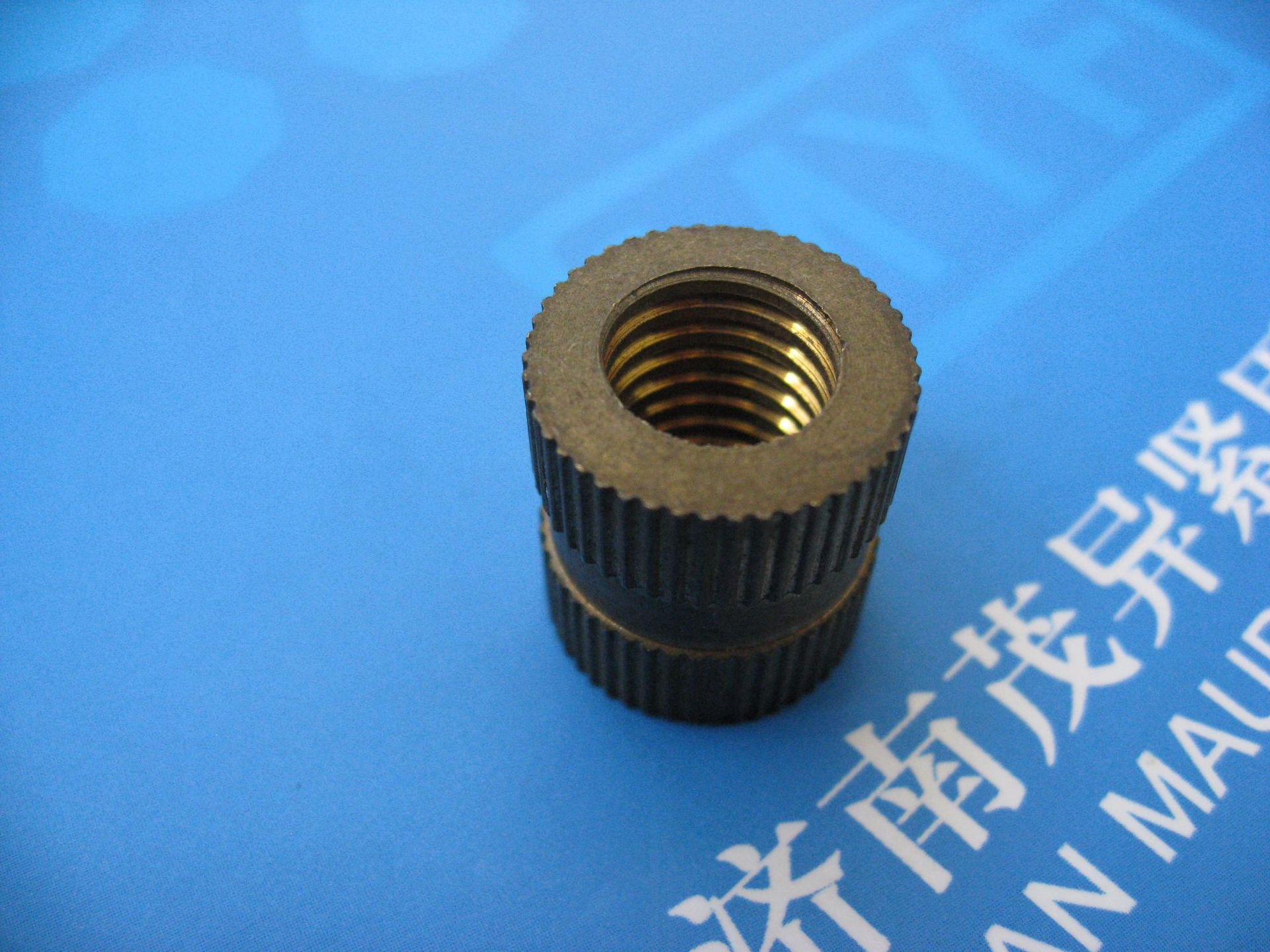 b型滚花通孔中间带槽嵌入螺母din16903